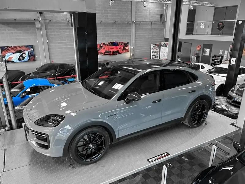 Gris Occasion 2024 Porsche Cayenne Turbo E-Hybrid SUV | 214 900 € - Image 1/4