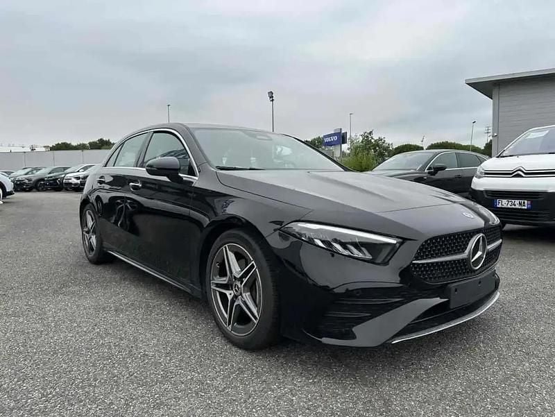 Noir Utilisé 2024 Mercedes A200 AMG line Berline | 32 990 € (Prix juste) - Image 1/4