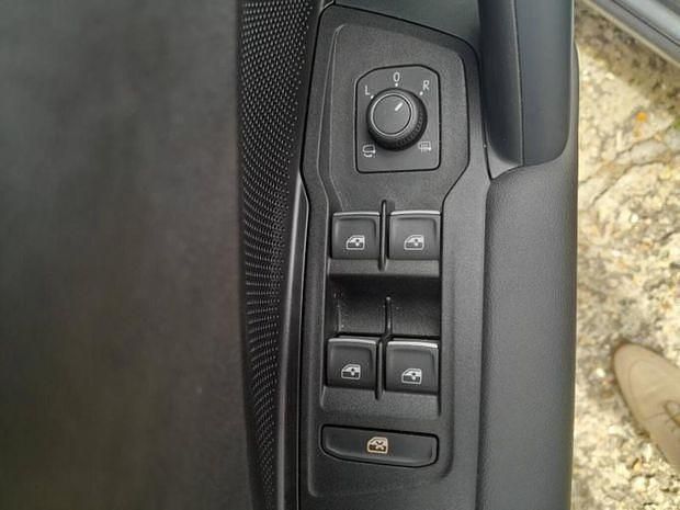 Gris Utilisé 2025 VW Tayron R-line Edition SUV | 58 490 € (Prix juste) - Image 1/4