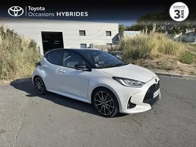 Occasion Toyota Yaris Hybrid Sport 92 ch (67 kW) 2023 Biton blanc lunaire / toit noir Berline