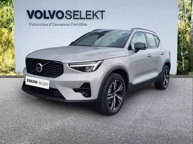 Gris Occasion 2025 Volvo XC40 Plus SUV | 39 990 € (Prix assez cher) - Image 1/4