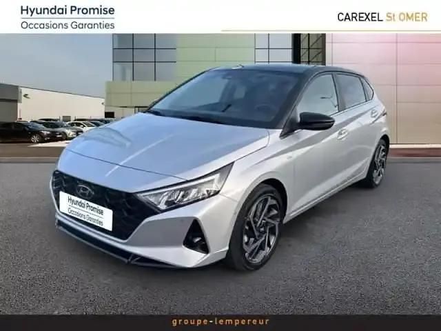 Sleek silver métal/toit/rétros black Occasion 2022 Hyundai i20 Berline | 18 490 € (Prix assez cher) - Image 1/4