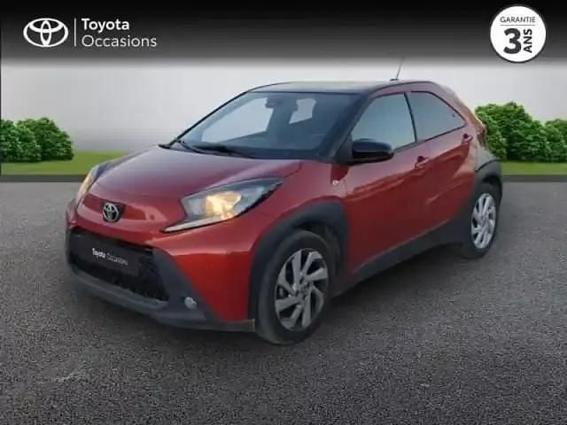 Biton rouge piment premium/toit noir Occasion 2022 Toyota Aygo X Design SUV | 14 990 € (Prix juste) - Image 1/4