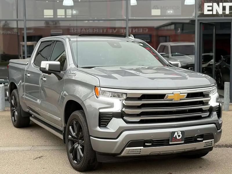 Gris Occasion 2025 Chevrolet Silverado SUV | 73 990 € - Image 1/4