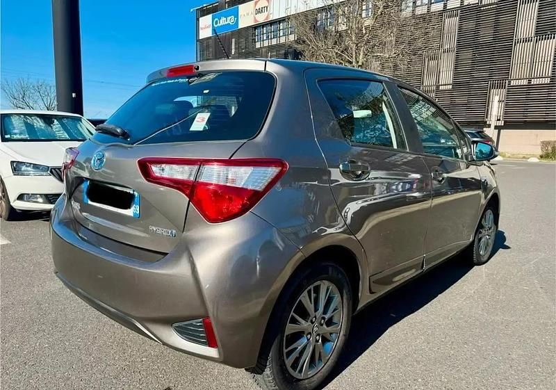Occasion Toyota Yaris Hybrid Design 101 ch (74 kW) 2018 Gris Citadine