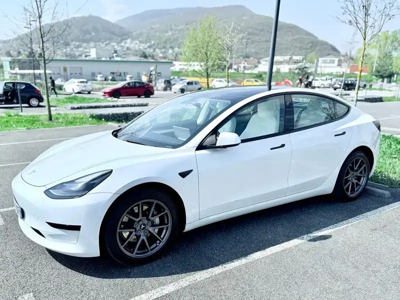 Blanc Utilisé 2021 Tesla Model 3 Standard Range Plus Berline | 25 999 € (Prix juste) - Image 1/4