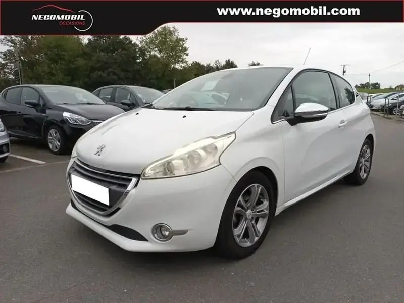 Blanc Utilisé 2012 Peugeot 208 Allure Citadine | 8 300 € (Prix cher) - Image 1/4