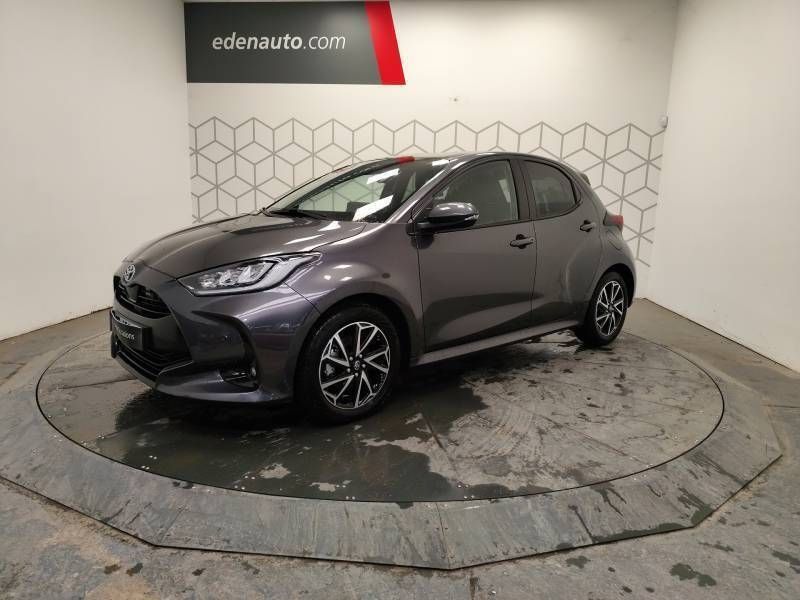 Gris Utilisé 2024 Toyota Yaris Design Berline | 22 590 € (Prix juste) - Image 1/3