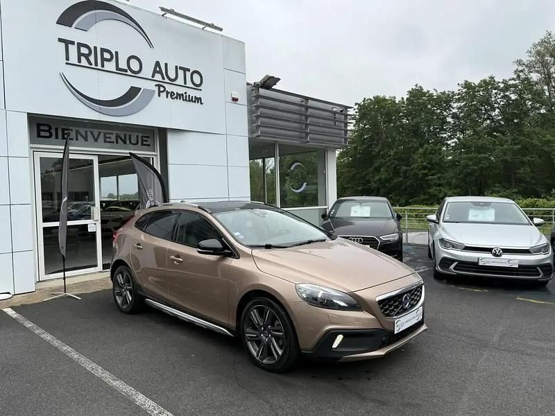 Utilisé 2015 Volvo V40 CC Summum Break | 15 990 € - Image 1/4