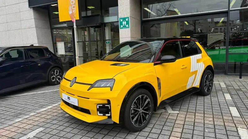 Jaune Utilisé 2025 Renault R5 Iconic Citadine | 34 480 € - Image 1/4