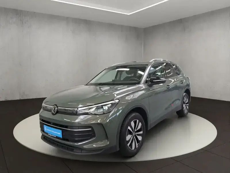 Vert Utilisé 2024 VW Tiguan Life SUV | 43 200 € (Prix juste) - Image 1/4