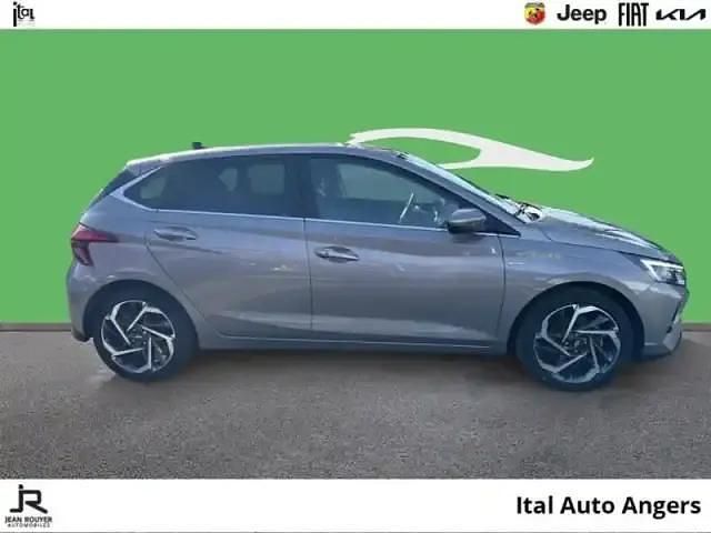 Occasion Hyundai i20 2023 Sleek silver métal Berline
