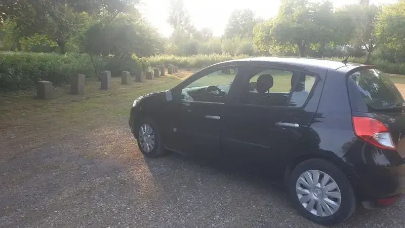 Utilisé 2010 Renault Clio II Dynamique Berline | 3 300 € - Image 1/4