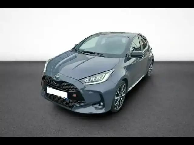 Biton gris météore / toit noir Nouvelle 2025 Toyota Yaris Hybrid Sport Berline | 27 980 € (Prix juste) - Image 1/4