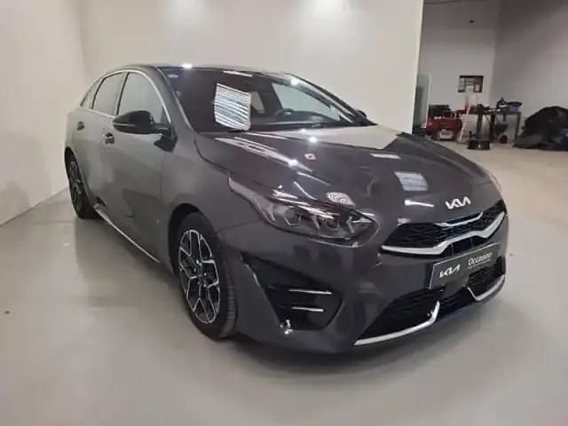 Gris Utilisé 2022 Kia ProCeed GT-Line Citadine | 26 380 € (Prix juste) - Image 1/4