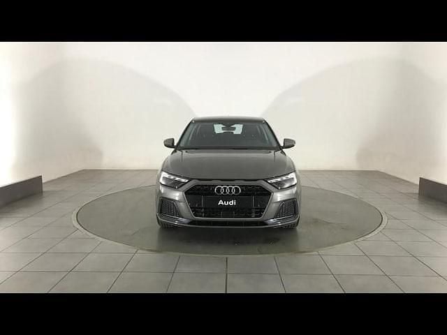 Nouvelle Audi A1 Sportback Design 95 ch (69 kW) 2026 Gris chronos métallisé noir mythe métallisé Citadine