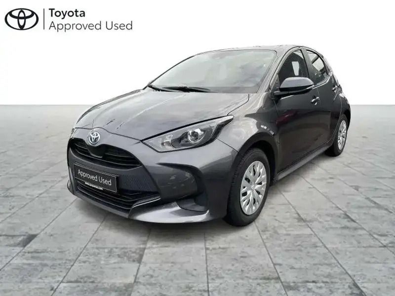 Gris Utilisé 2024 Toyota Yaris Hybrid Berline | 23 066 € (Prix cher) - Image 1/4