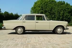 Occasion Mercedes 200 95 ch (69 kW) 1966 Beige Berline