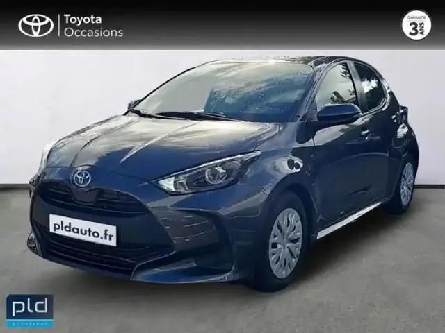 Gris atlas Utilisé 2021 Toyota Yaris Hybrid Berline | 16 990 € (Prix juste) - Image 1/4