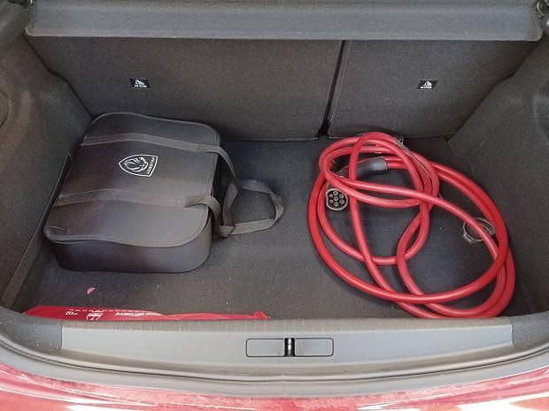 Rouge Utilisé 2022 Peugeot e-208 Allure Citadine | 15 999 € (Bon prix) - Image 1/4