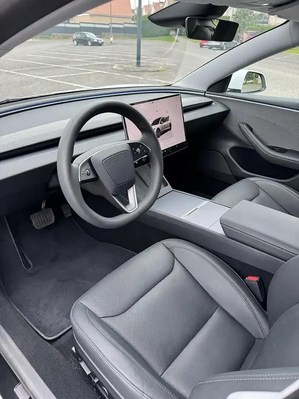 Utilisé 2024 Tesla Model 3 Standard Range Plus Berline | 31 900 € (Prix juste) - Image 1/4