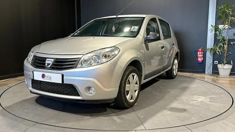 Gris Occasion 2010 Dacia Sandero Ambiance Berline | 4 990 € (Prix juste) - Image 1/4