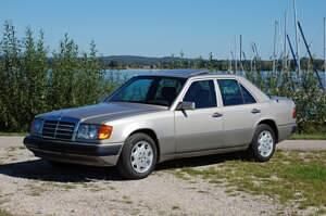Argent Utilisé 1992 Mercedes E230 Berline | 7 950 € - Image 1/4