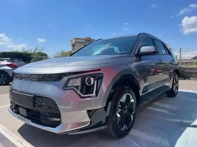 Gris Utilisé 2024 Kia e-Niro Active SUV | 36 590 € (Prix cher) - Image 1/4