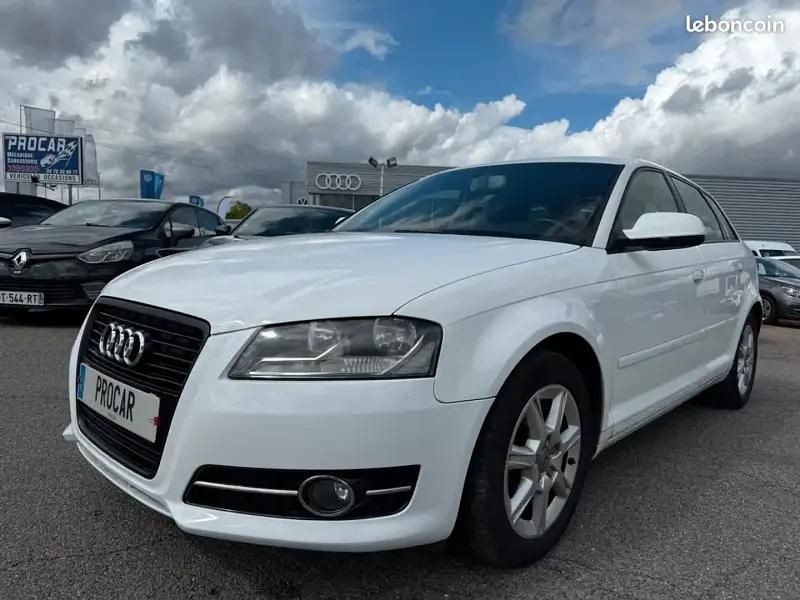 Blanc Utilisé 2012 Audi A3 Ambiente Berline | 9 490 € (Prix juste) - Image 1/4