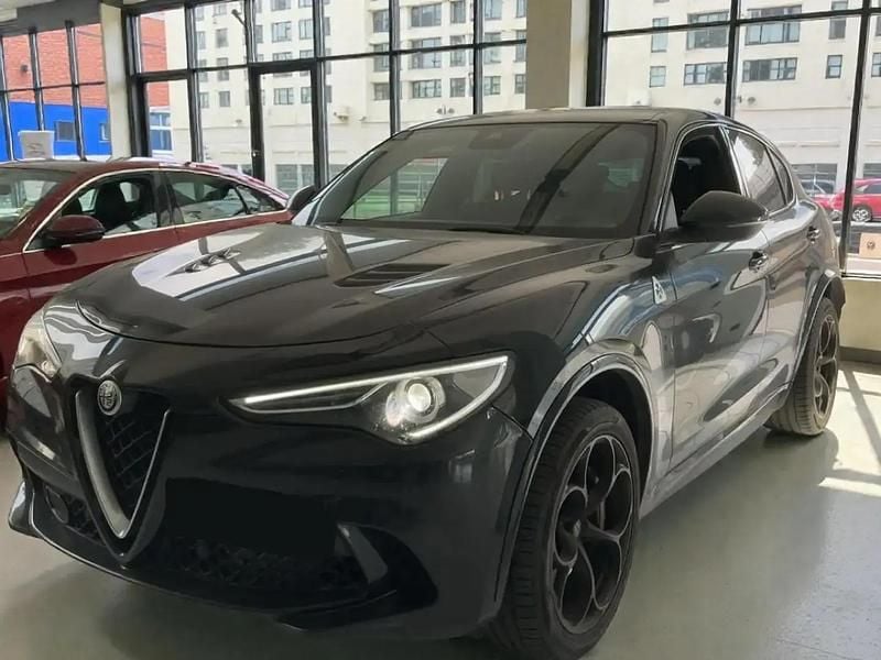 Noir Occasion 2019 Alfa Romeo Stelvio Quadrifoglio SUV | 49 990 € (Prix juste) - Image 1/4