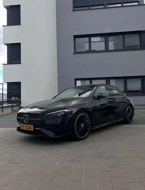 Noir Utilisé 2023 Mercedes A200 AMG line Citadine | 31 990 € (Prix assez cher) - Image 1/4