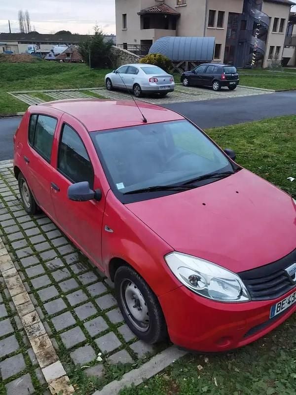 Rouge Occasion 2010 Dacia Sandero Berline | 3 200 € (Bon prix) - Image 1/4