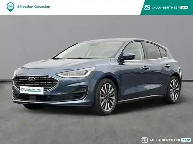 Bleu azur métallisé Occasion 2023 Ford Focus Titanium Berline | 18 460 € (Bon prix) - Image 1/4