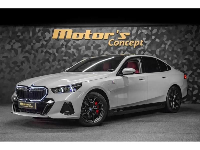 Gris Utilisé 2024 BMW 530e M Sport Berline | 66 656 € (Prix juste) - Image 1/4