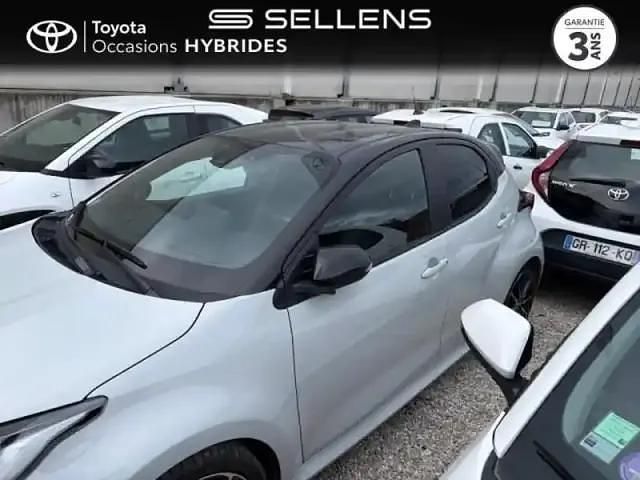 Occasion Toyota Yaris Hybrid Sport 130 ch (95 kW) 2023 Biton gris chrome / toit noir Berline
