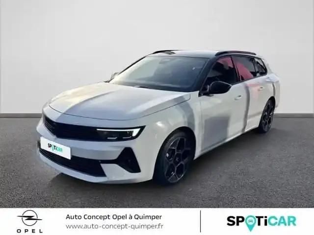 Blanc arktis/toit noir karbon Utilisé 2024 Opel Astra GSe Berline | 32 990 € - Image 1/4