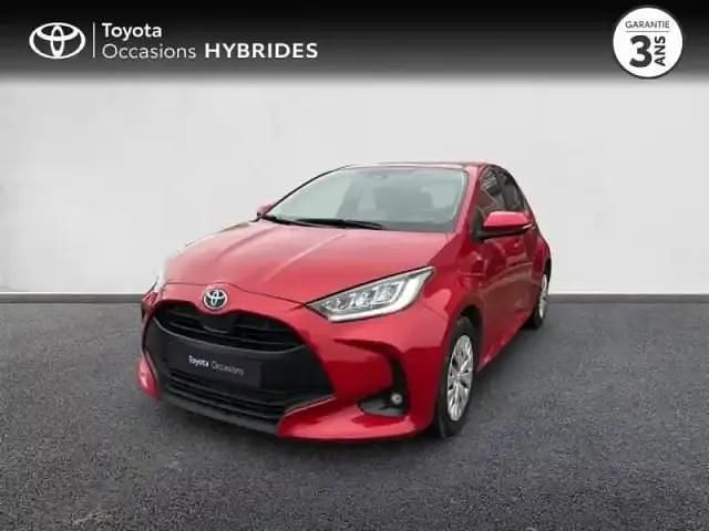 Rouge intense (n) Occasion 2023 Toyota Yaris Hybrid Berline | 18 780 € (Prix juste) - Image 1/4