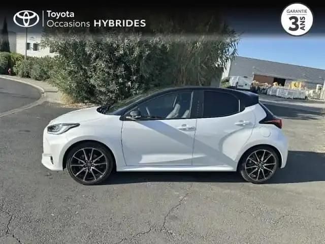 Occasion Toyota Yaris Hybrid Sport 92 ch (67 kW) 2023 Biton blanc lunaire / toit noir Berline