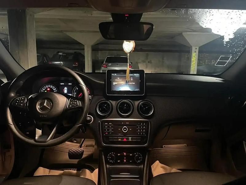 Blanc Utilisé 2016 Mercedes A180 Berline | 11 800 € (Prix juste) - Image 1/4