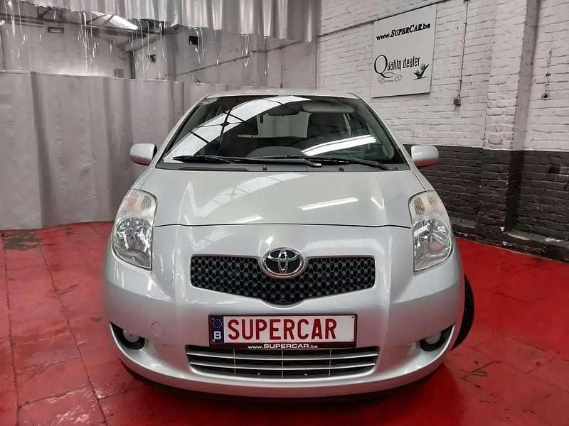 Gris Utilisé 2009 Toyota Yaris Berline | 4 990 € (Bon prix) - Image 1/4