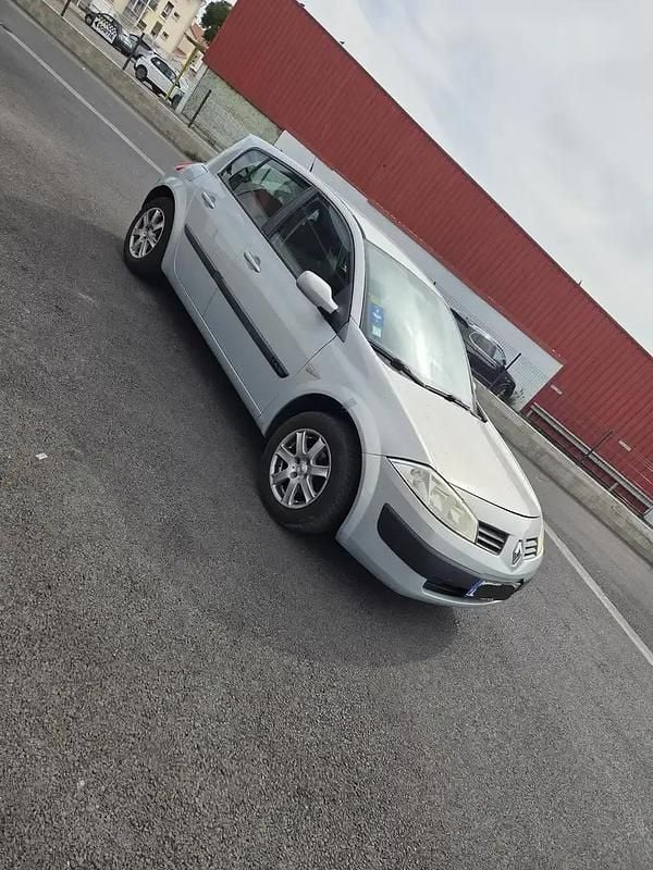 Gris Utilisé 2004 Renault Mégane II Authentique Berline | 1 700 € - Image 1/4