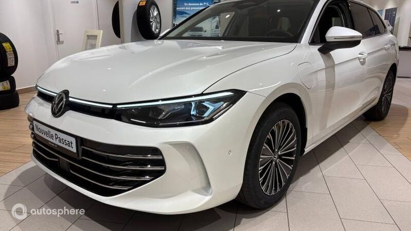 Blanc oryx nacrée Nouvelle 2024 VW Passat Elegance Break | 49 990 € (Prix assez cher) - Image 1/4