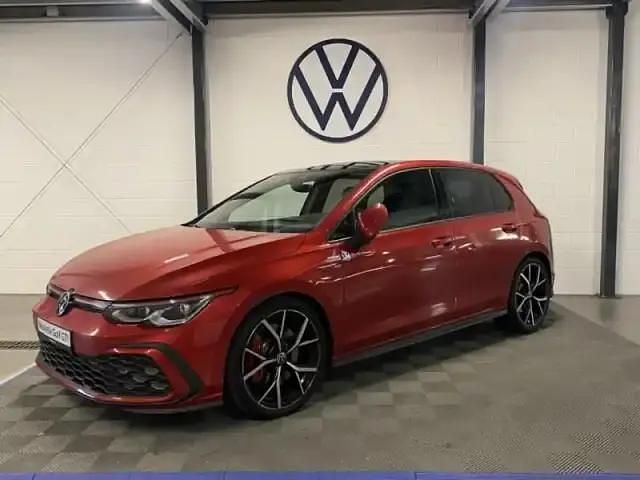 Rouge roi métallisée Occasion 2023 VW Golf VIII GTI Berline | 39 990 € (Prix juste) - Image 1/4