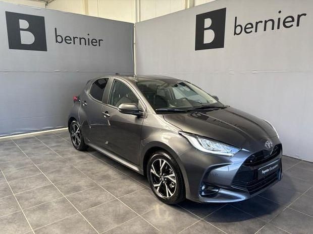 Gris Utilisé 2025 Toyota Yaris Hybrid Design | 23 980 € (Prix juste) - Image 1/4