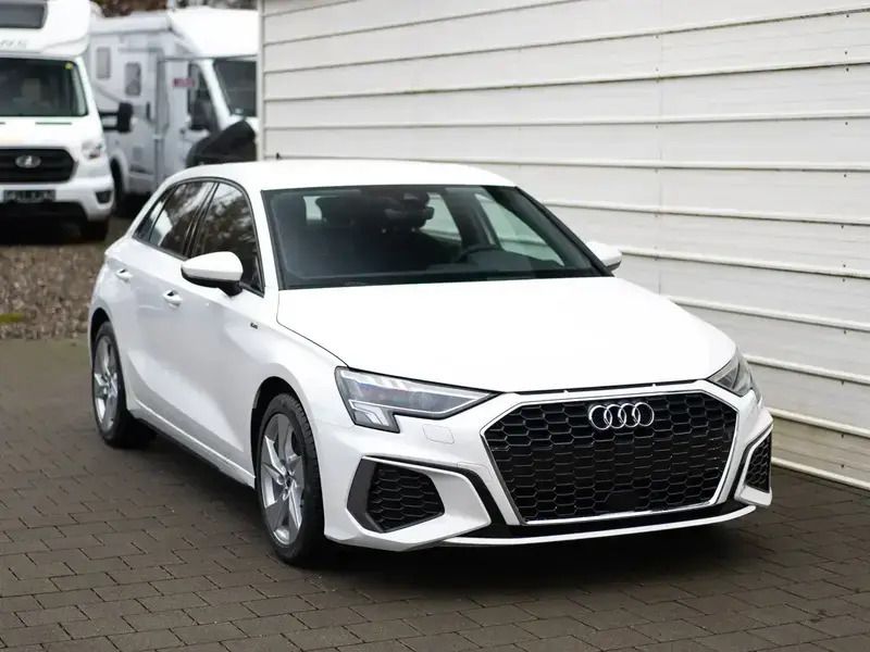 Blanc Nouvelle 2024 Audi A3 Sportback S-Line Berline | 38 690 € (Prix juste) - Image 1/4