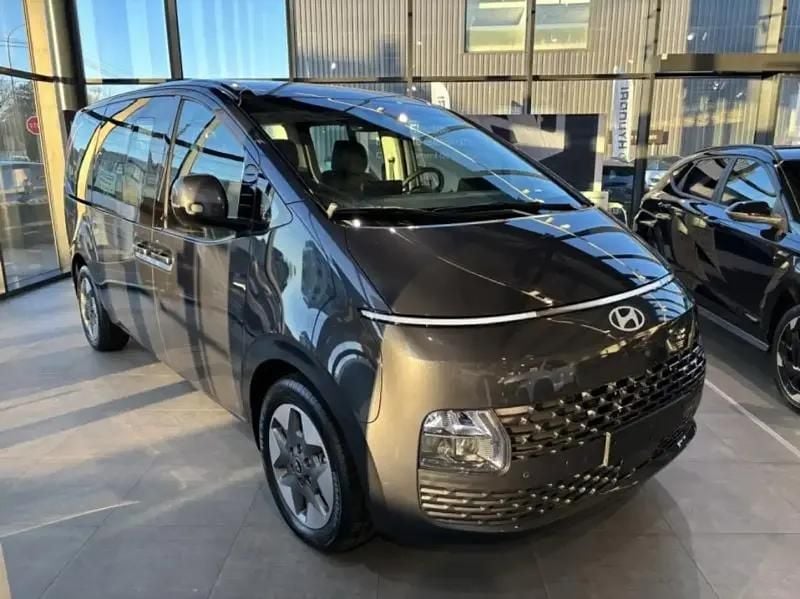 Gris Nouvelle 2025 Hyundai Staria Van | 54 990 € - Image 1/4