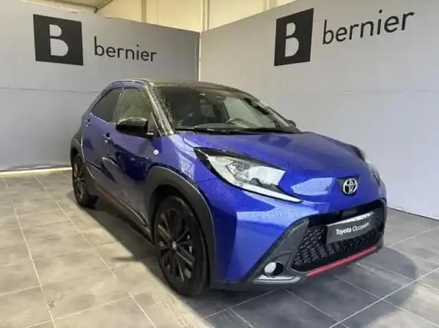 Biton bleu genièvre métal/toit noir Utilisé 2024 Toyota Aygo Design Citadine | 16 780 € (Prix juste) - Image 1/4