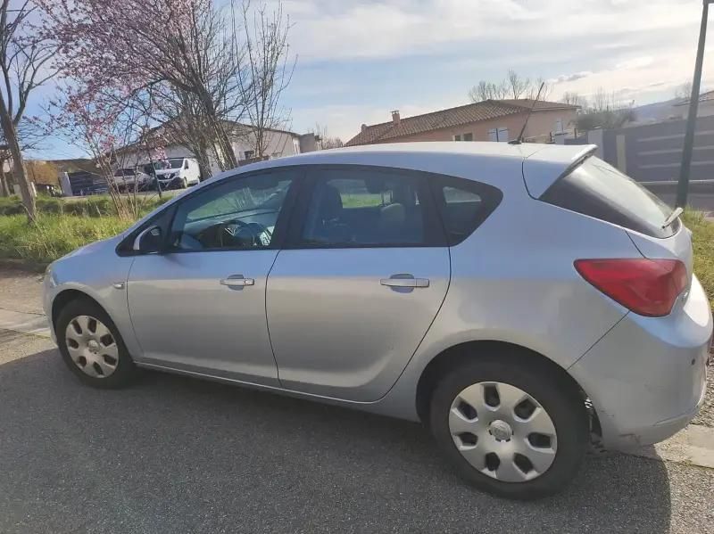 Gris Utilisé 2015 Opel Astra Berline | 3 500 € - Image 1/4
