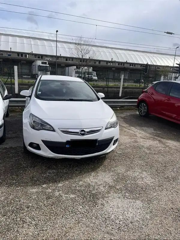 Utilisé 2012 Opel Astra GTC Sport Berline | 6 700 € - Image 1/4