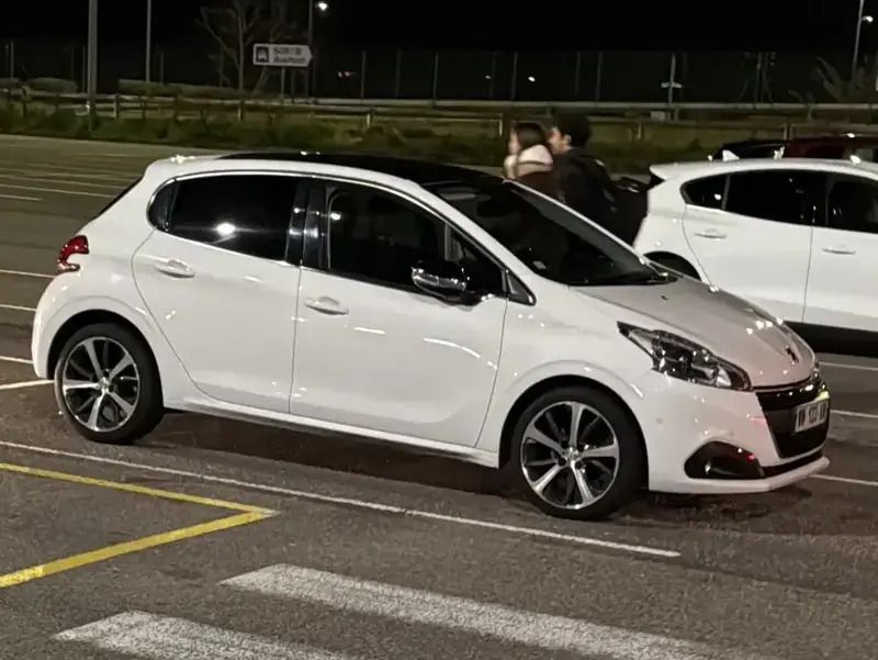 Blanc Utilisé 2016 Peugeot 208 S Citadine | 8 990 € (Prix juste) - Image 1/4